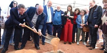 La Junta pone la primera piedra de la futura residencia para mayores en San Lorenzo de la Parrilla