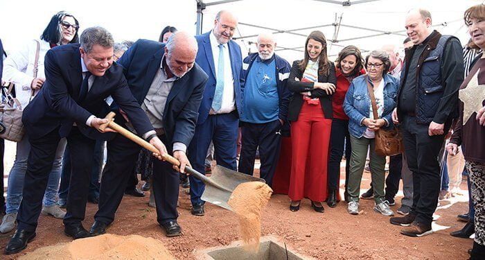 El Gobierno de Castilla-La Mancha pone la primera piedra de la futura residencia para mayores en San Lorenzo de la Parrilla