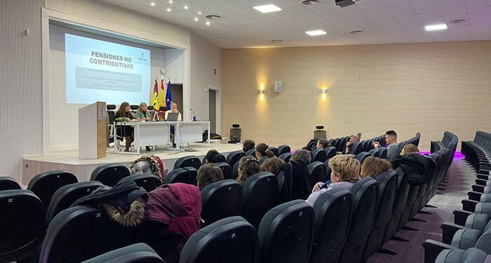 El Gobierno regional aborda con profesionales de diferentes asociaciones y familias de usuarios aspectos sobre las Prestaciones No Contributivas 1 El Gobierno regional aborda con profesionales de diferentes asociaciones y familias de usuarios aspectos sobre las Prestaciones No Contributivas