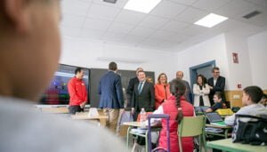 El Gobierno regional libra casi dos millones de euros para que 450 centros de Castilla-La Mancha puedan adquirir dispositivos digitales