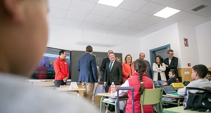 El Gobierno regional libra casi dos millones de euros para que 450 centros de Castilla-La Mancha puedan adquirir dispositivos digitales