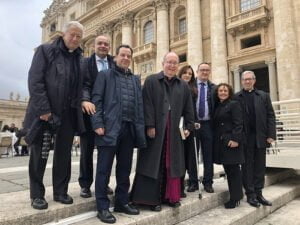 El Papa Francisco ya tiene la Medalla de Plata de la Junta de Cofradías de Cuenca y un ejemplar de Cuenca Nazarena