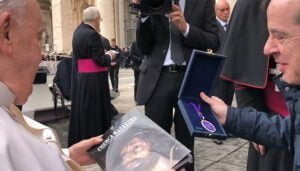 El Papa Francisco ya tiene la Medalla de Plata de la Junta de Cofradías de Cuenca y un ejemplar de Cuenca Nazarena 2 El Papa Francisco ya tiene la Medalla de Plata de la Junta de Cofradías de Cuenca y un ejemplar de Cuenca Nazarena