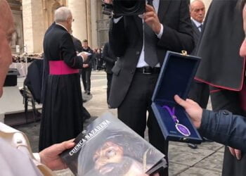 El Papa Francisco ya tiene la Medalla de Plata de la Junta de Cofradías de Cuenca y un ejemplar de Cuenca Nazarena El Papa Francisco ya tiene la Medalla de Plata de la Junta de Cofradías de Cuenca y un ejemplar de Cuenca Nazarena