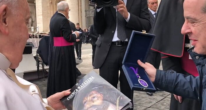El Papa Francisco ya tiene la Medalla de Plata de la Junta de Cofradías de Cuenca y un ejemplar de Cuenca Nazarena 1 El Papa Francisco ya tiene la Medalla de Plata de la Junta de Cofradías de Cuenca y un ejemplar de Cuenca Nazarena