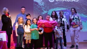 Emotivo agradecimiento final a los voluntarios que hicieron posible el Récord Guinness al lazo rosa más grande del mundo