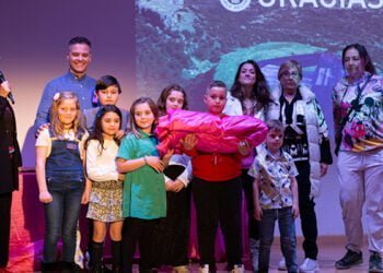 Emotivo agradecimiento final a los voluntarios que hicieron posible el Récord Guinness al lazo rosa más grande del mundo