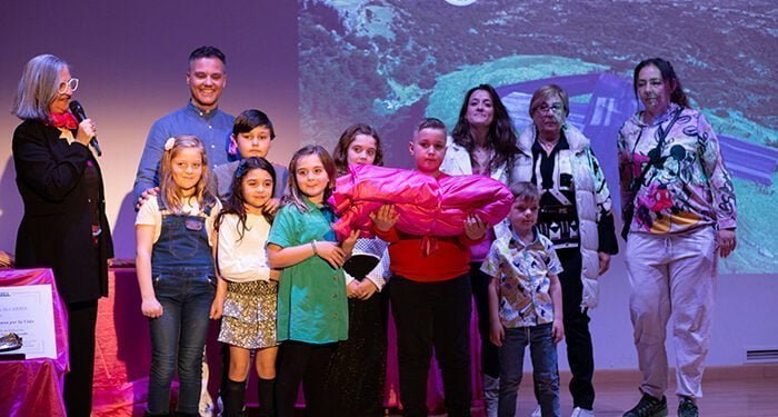 Emotivo agradecimiento final a los voluntarios que hicieron posible el Récord Guinness al lazo rosa más grande del mundo