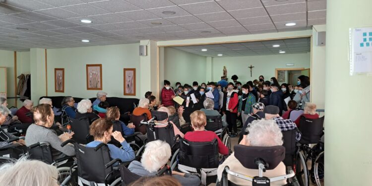 Alumnos de 5º de Primaria, del Hermanos Valdés, visitan la residencia de Villa Román