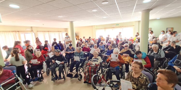Alumnos de 5º de Primaria, del Hermanos Valdés, visitan la residencia de Villa Román