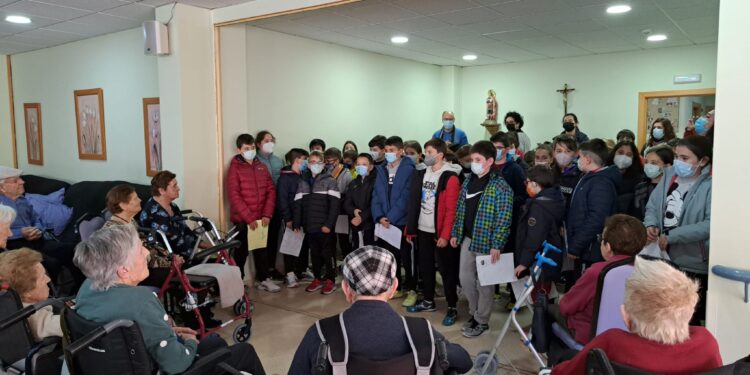 Alumnos de 5º de Primaria, del Hermanos Valdés, visitan la residencia de Villa Román