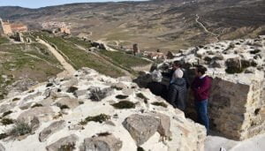 La Diputación de Cuenca invertirá 125.000 euros en la excavación y restauración del castillo y murallas de Moya