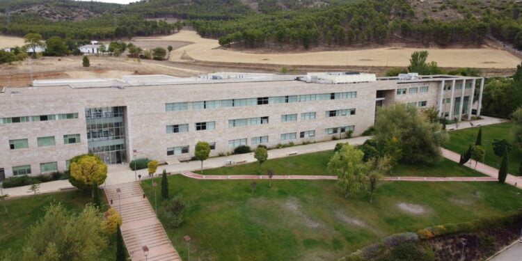 La Escuela Politécnica de Cuenca recibe el premio Entidad del Año del Colegio Oficial de Ingenieros Técnicos de Telecomunicación