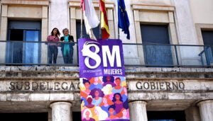 La fachada de la Subdelegación del Gobierno de Cuenca luce ya el cartel del Día Internacional de la Mujer