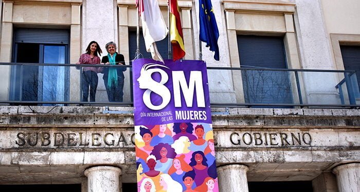 La fachada de la Subdelegación del Gobierno de Cuenca luce ya el cartel del Día Internacional de la Mujer
