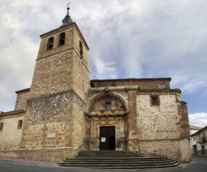 La iglesia de San Juan Bautista y la Sala de Jovellanos de la Casa Palacio de la familia Arias Saavedra serán Bien de Interés Cultural