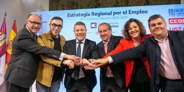 La Junta compromete con los agentes sociales una Estrategia Regional de Empleo con 66 medidas, tres ejes y cuatro principios con una inversión de 1.096 millones de euros hasta 2027