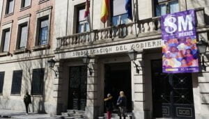 La Subdelegación del Gobierno de Guadalajara se suma al 8-M desplegando una lona conmemorativa en la fachada principal