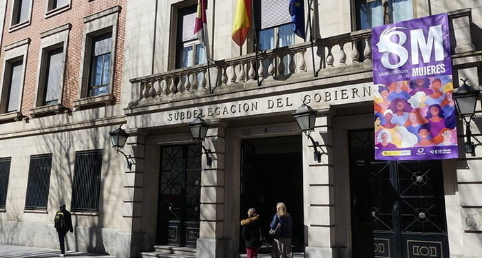 La Subdelegación del Gobierno de Guadalajara se suma al 8-M desplegando una lona conmemorativa en la fachada principal