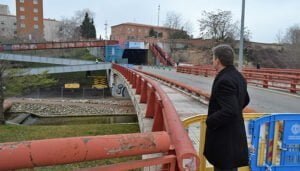 Las obras de reforma de la pasarela sobre el barranco del Alamín acabarán en el mes de mayo