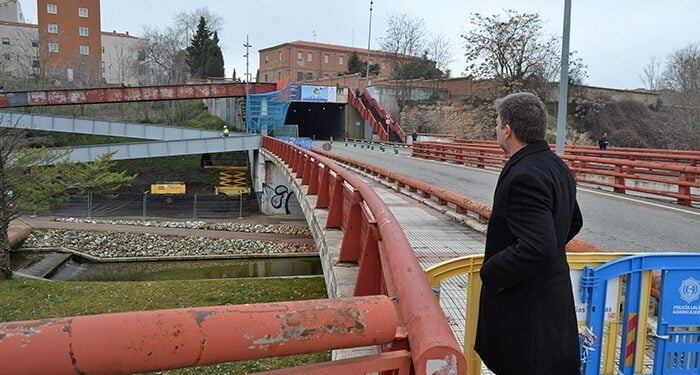 Las obras de reforma de la pasarela sobre el barranco del Alamín acabarán en el mes de mayo