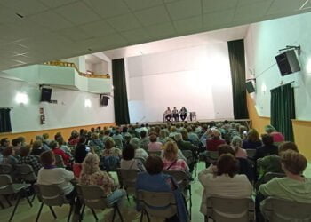 ‘Los Libros Viajan por la Provincia’ registra otro lleno con Jota Linares y su encuentro con 200 lectores en Tragacete