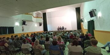 ‘Los Libros Viajan por la Provincia’ registra otro lleno con Jota Linares y su encuentro con 200 lectores en Tragacete