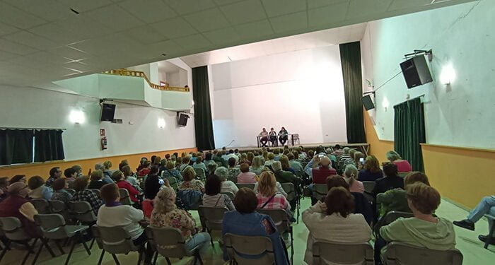 ‘Los Libros Viajan por la Provincia’ registra otro lleno con Jota Linares y su encuentro con 200 lectores en Tragacete 1 los libros viajan por la provincia registra otro lleno con jota linares y su encuentro con 200 lectores en tragacete 1