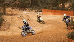 Más de medio centenar de motociclistas reinauguran el circuito de motocross de Trillo