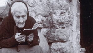 Mujer mayor leyendo. Graja de Iniesta (Cuenca)_1