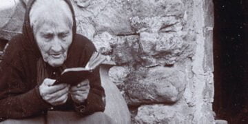 Mujer mayor leyendo. Graja de Iniesta (Cuenca)_1