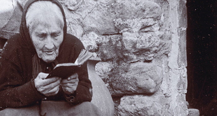 Mujer mayor leyendo. Graja de Iniesta (Cuenca)_1