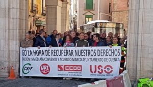 Nueva concentración de los empleados municipales del ayuntamiento de Cuenca para reclamar la aplicación del convenio colectivo