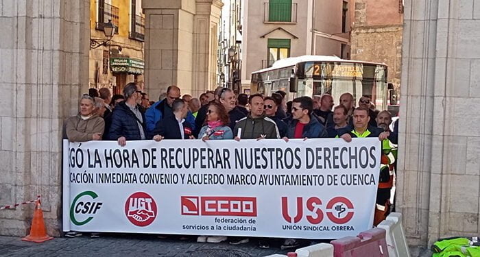 Nueva concentración de los empleados municipales del ayuntamiento de Cuenca para reclamar la aplicación del convenio colectivo