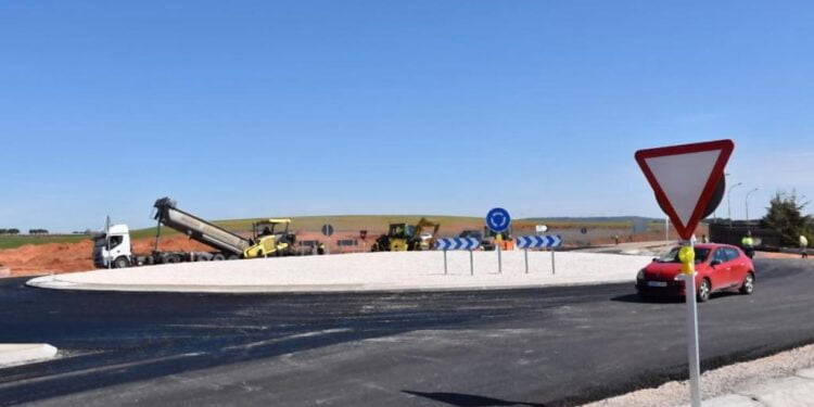 El Gobierno mejora la circulación viaria en Motilla del Palancar con la construcción de una nueva glorieta