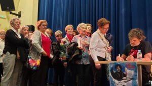 Pedro Simón reúne en Vara del Rey casi 200 personas dentro del programa provincial Los Libros Viajan por la Provincia