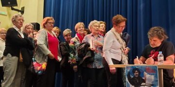Pedro Simón reúne en Vara del Rey casi 200 personas dentro del programa provincial Los Libros Viajan por la Provincia