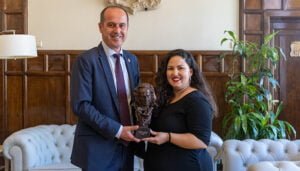 Rojo recibe a la alcarreña, Laura Galán, ganadora del premio Goya como mejor actriz revelación