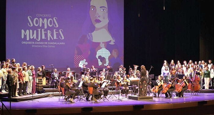 Sara Simón reivindica el “talento de las mujeres, que ahora sí somos vistas en nuestra ciudad”, en el marco del concierto ‘Somos mujeres’