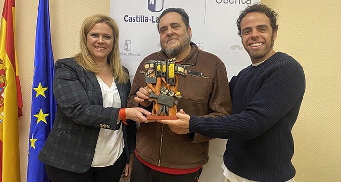 Tomás Bux será el encargado de realizar las estatuillas que recibirán los premiados en el I Festival Internacional de Cine y Comedia de Cuenca 1 Tomás Bux será el encargado de realizar las estatuillas que recibirán los premiados en el I Festival Internacional de Cine y Comedia de Cuenca