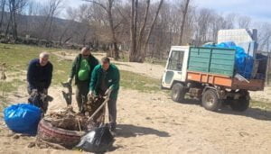 Trabajadores del Servicio Municipal de Medio Ambiente y del Plan de Empleo recogen más de mil kilos de basura del cauce del río Júcar