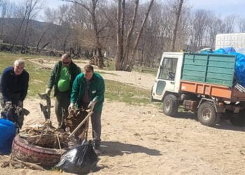 Trabajadores del Servicio Municipal de Medio Ambiente y del Plan de Empleo recogen más de mil kilos de basura del cauce del río Júcar 6 Trabajadores del Servicio Municipal de Medio Ambiente y del Plan de Empleo recogen más de mil kilos de basura del cauce del río Júcar