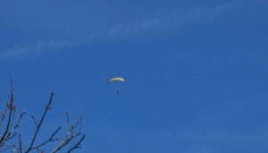 Heridas graves dos personas tras caer desde un parapente en Alarilla 2 Tres personas heridas tras chocar sus parapentes en pleno vuelo en Alarilla
