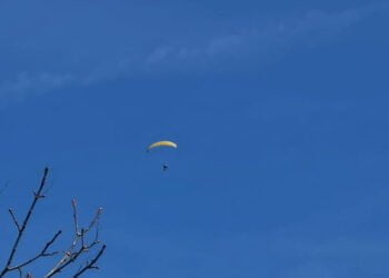 Tres personas heridas tras chocar sus parapentes en pleno vuelo en Alarilla