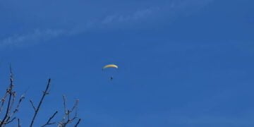 Tres personas heridas tras chocar sus parapentes en pleno vuelo en Alarilla