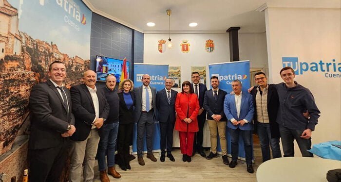 Un centenar de personas se dan cita para arropar a la presidenta nacional de TUpatria, Carmen Gomis, en la inauguración de la sede provincial en Cuenca