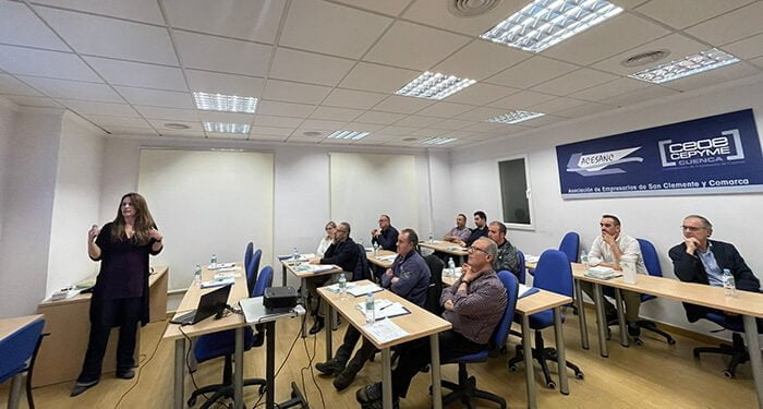 Una quincena de personas asiste a la jornada técnica sobre lubricantes para los asociados de TRACC en ACESANC