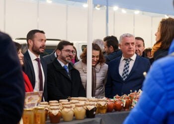 Vega destaca que la Feria Apícola de Pastrana sigue siendo la más veterana, prestigiosa e innovadora