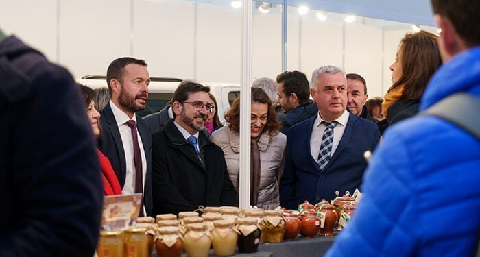Vega destaca que la Feria Apícola de Pastrana sigue siendo la más veterana, prestigiosa e innovadora 1 Vega destaca que la Feria Apícola de Pastrana sigue siendo la más veterana, prestigiosa e innovadora