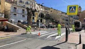 Avanzan los trabajos de repintado de la señalización vial por las avenidas de San Ignacio de Loyola y Los Alfares
